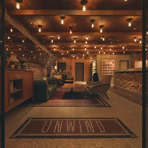 Hotel Unwind & Bar
